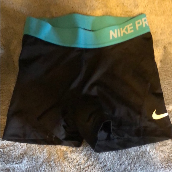 Nike workout shorts - Picture 3 of 4